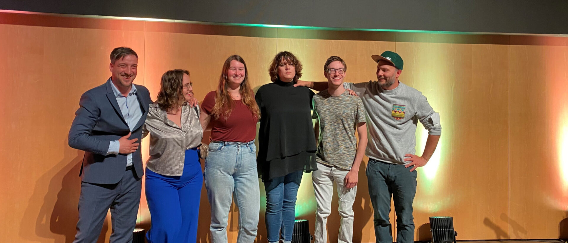 Hopp Schweiz: Patti Basler (vierte von links) hat den Poetryslam in Stuttgart gewonnen.
