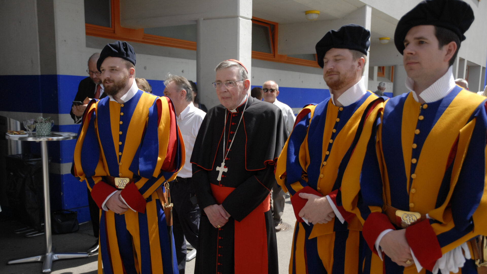 Kurienkardinal Kurt Koch mit Schweizergardisten in Sachseln.