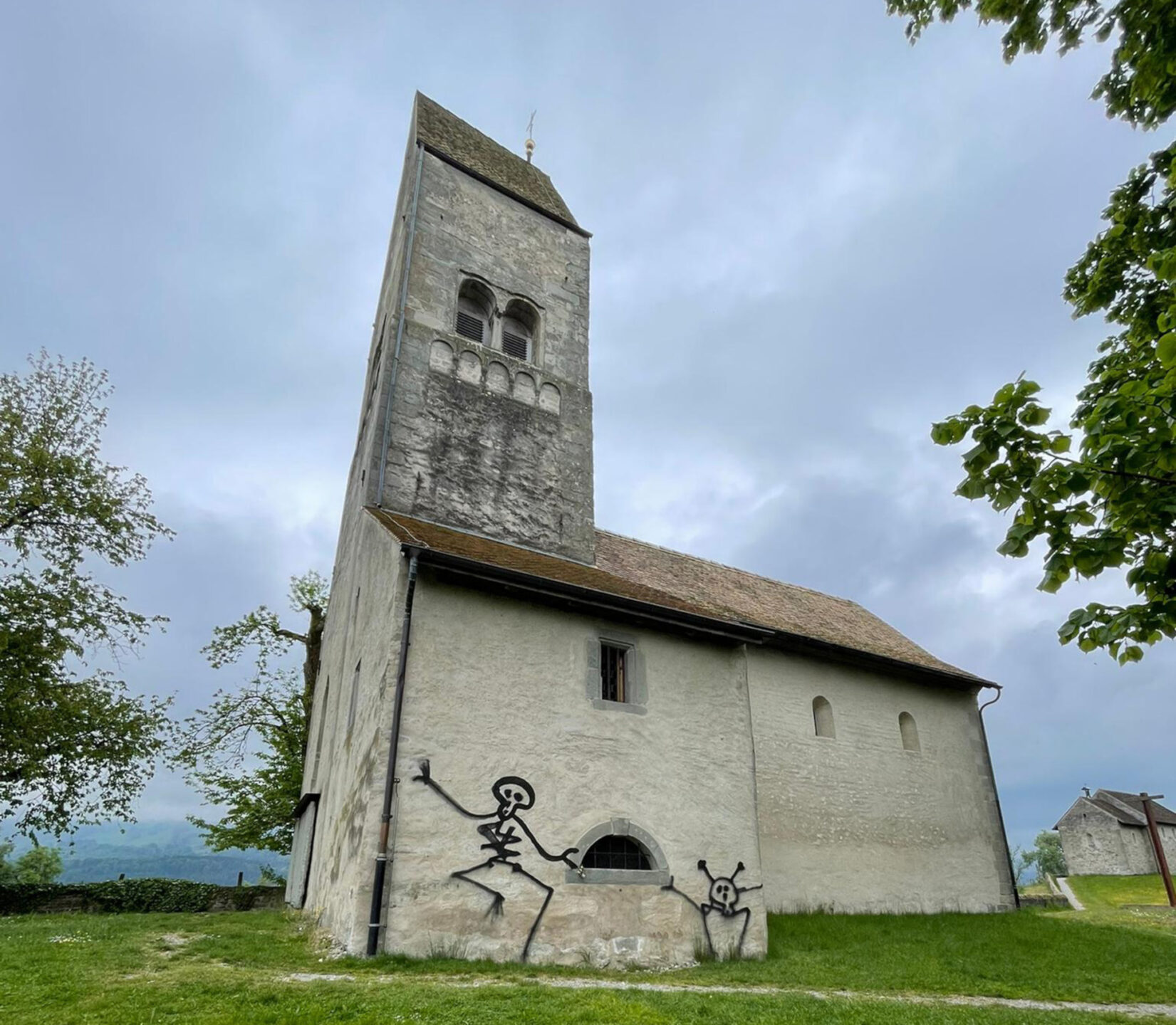 Naegeli-Strichmännchen auf den Gemäuern der Pfarrkirche Peter und Paul auf der Insel Ufnau.