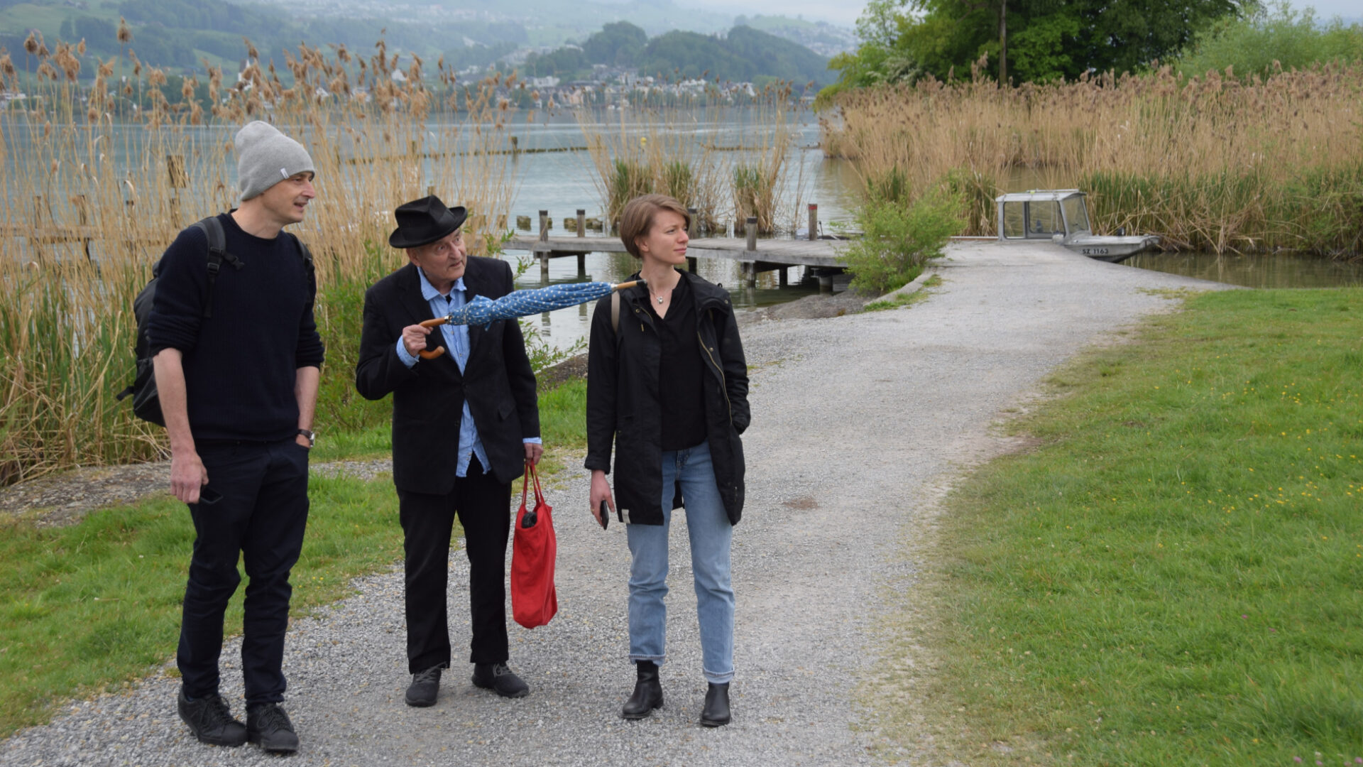 Auf dem Weg zur Ausstellung (v. l.): Marc Dosch, Verwalter Kloster Einsiedeln, Harald Naegeli und Anna-Barbara Neumann, Geschäftsführerin der Harald Naegeli Stiftung.