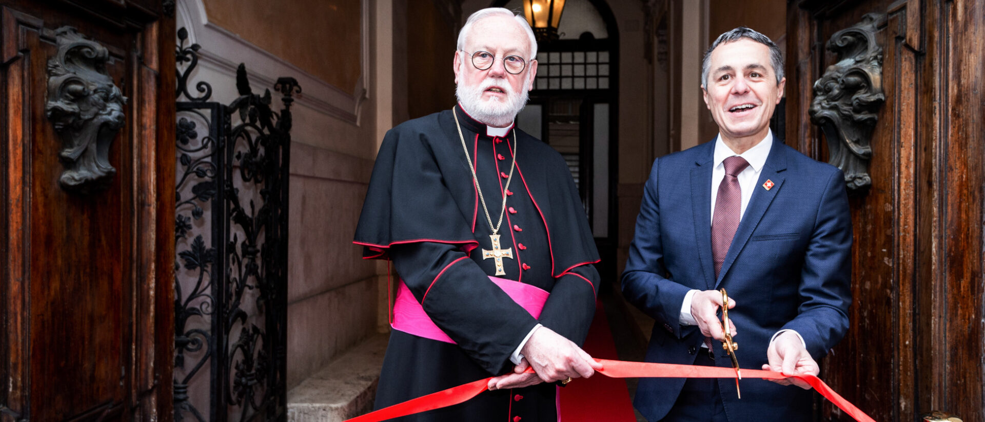 Erzbischof Paul Richard Gallagher und der Schweizer Bundesrat Ignazio Cassis eröffnen die neuen Schweizer Botschaft beim Heiligen Stuhl, Mai 2022