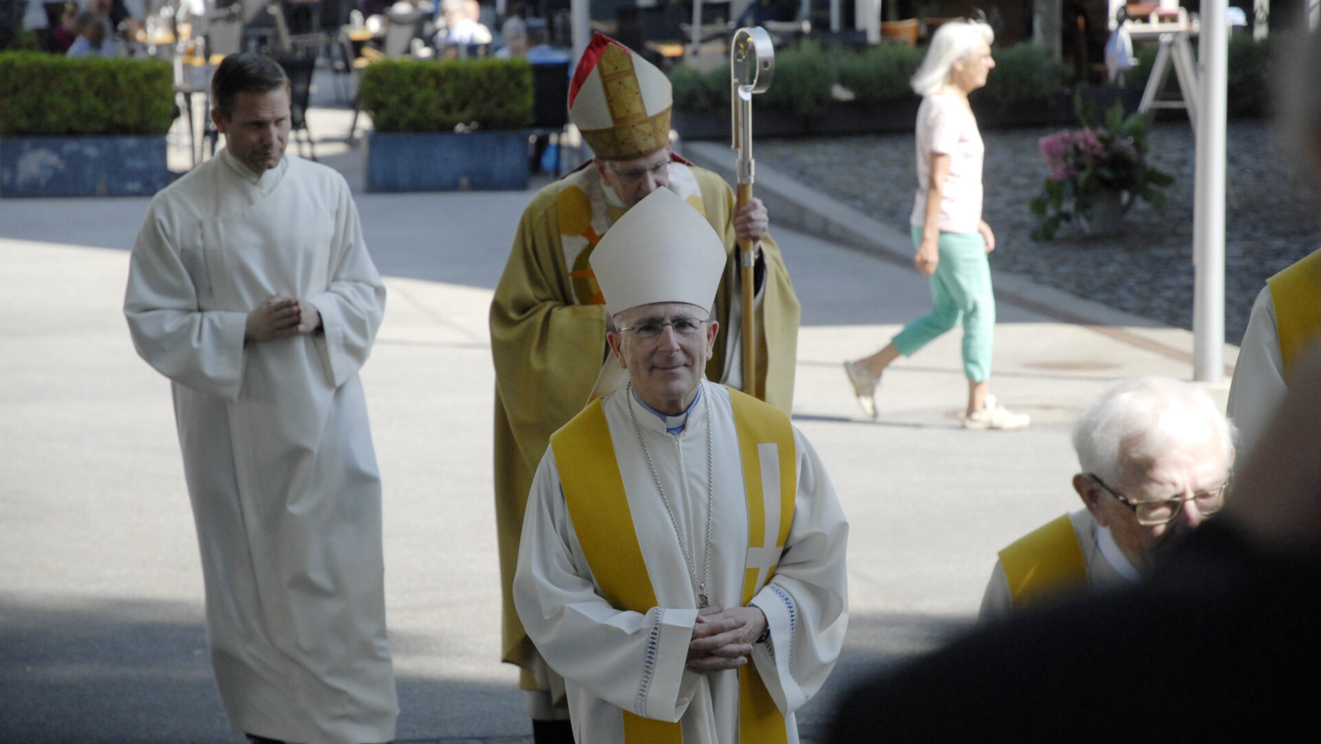 Bischof Joseph Bonnemain zieht mit Kurienkardinal Kurt Koch zum Festgottesdienst ein.