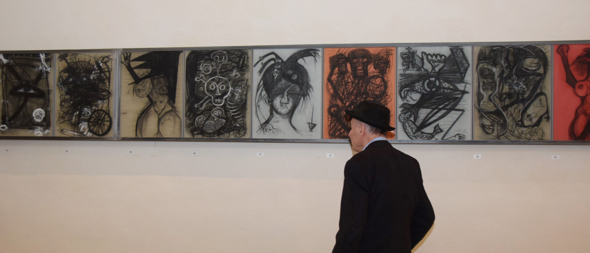 Harald Naegeli beim Medienrundgang zu seiner Ausstellung auf der Insel Ufnau.