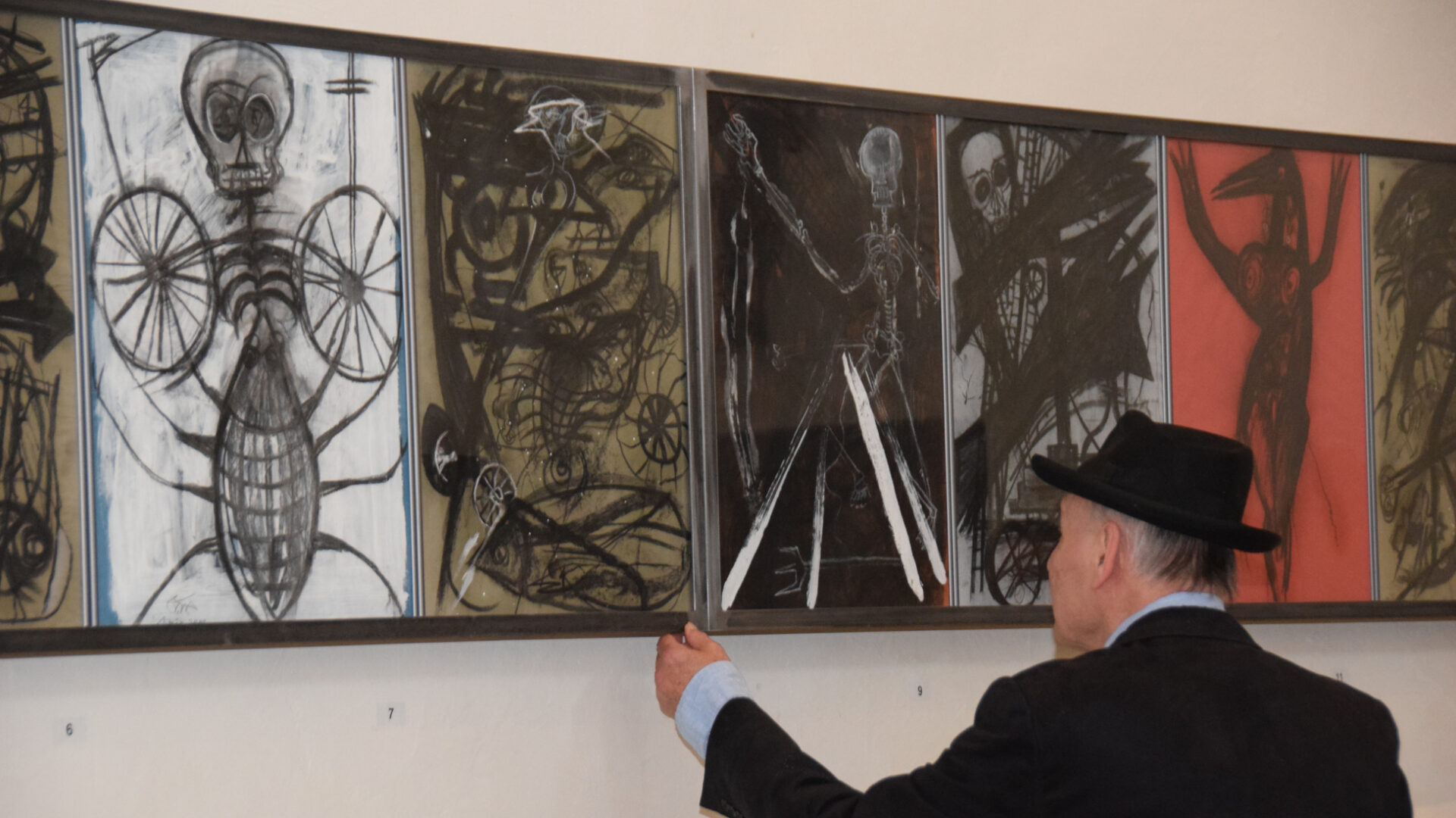 Harald Naegeli beim Medienrundgang zu seiner Ausstellung auf der Insel Ufnau.