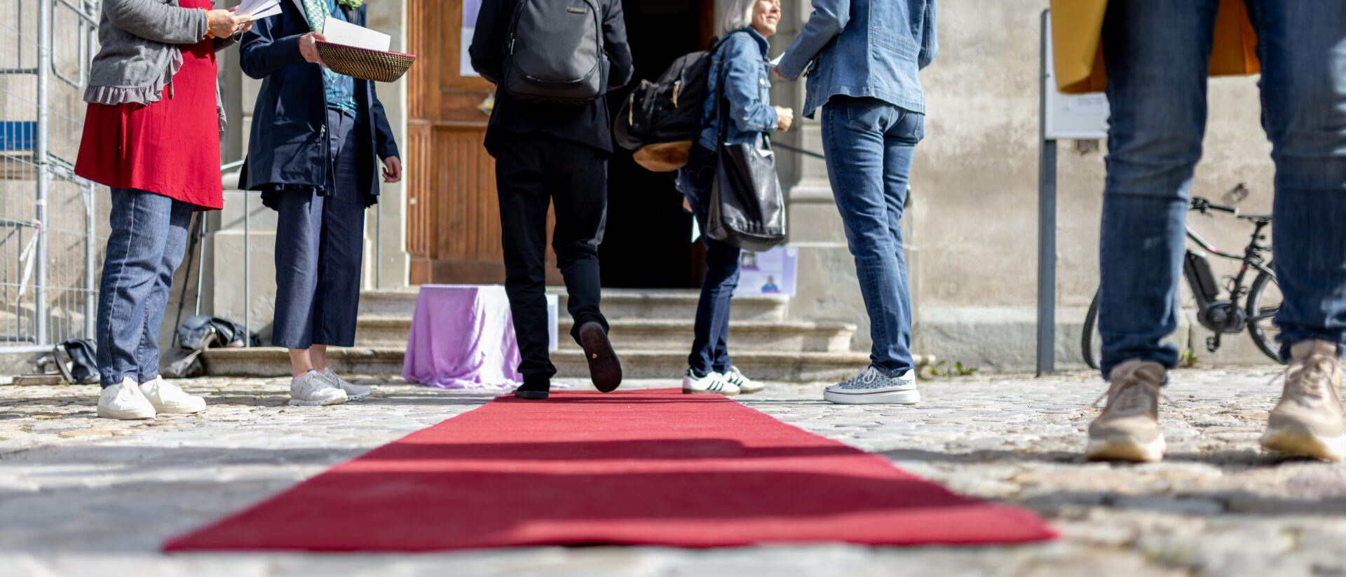 Reicht er bis Prag? Roter Teppich an der synodalen Versammlung in Einsiedeln, Mai 2022