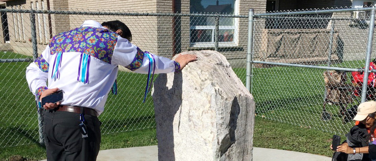 Indigener Mann am Gedenkstein für die Opfer einer Residential School in Thunder Bay, Ontario, Kanada | © zVg