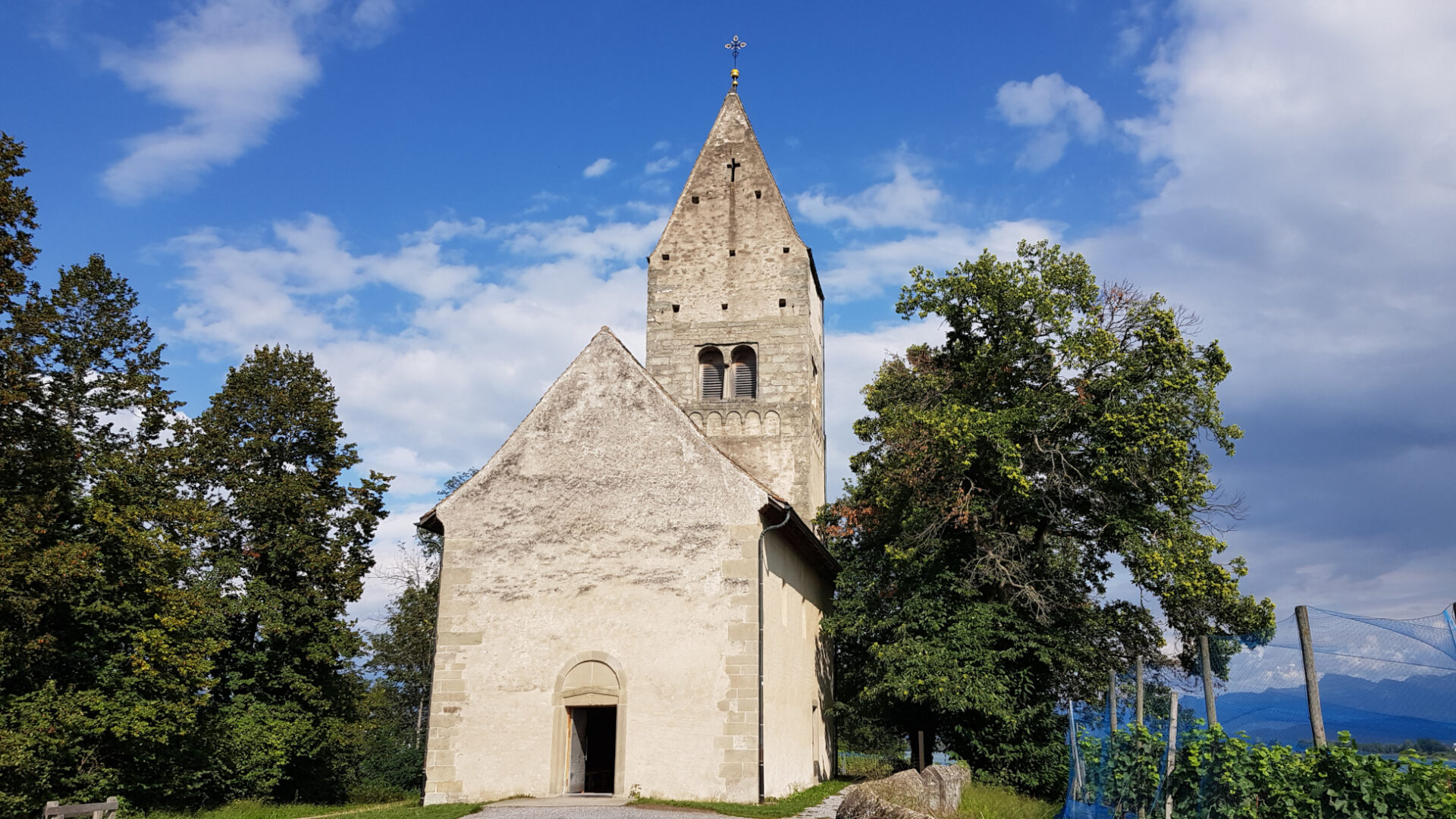 Die Kirche St. Peter und Paul auf der Insel Ufnau wurde in der Mitte des 12. Jahrhunderts errichtet.