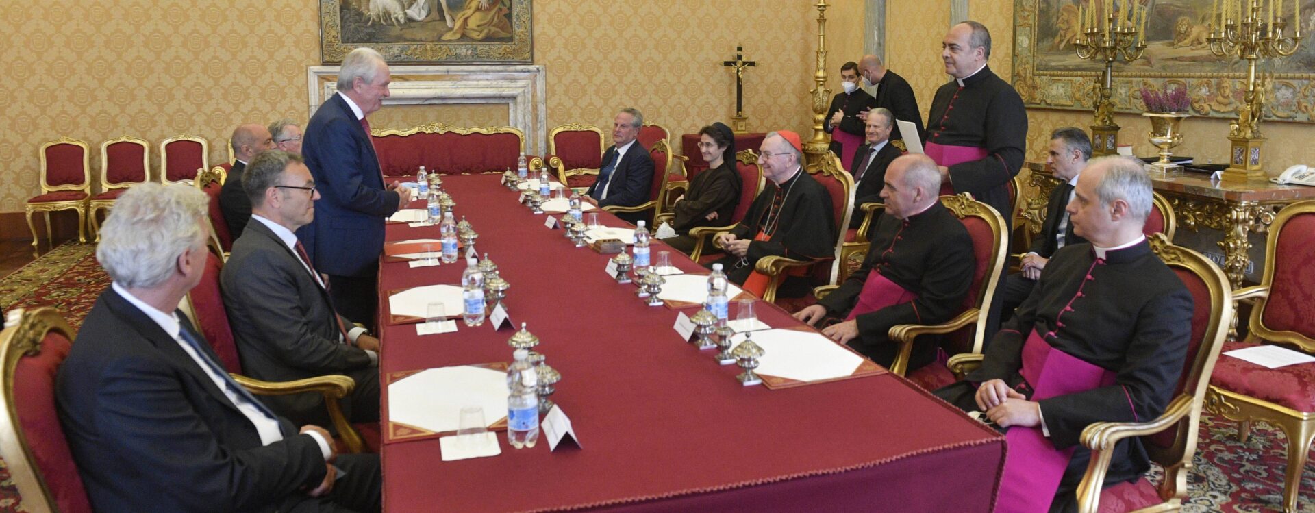 Jean-Pierre Roth (links), ihm gegenüber sitzt Kardinalstaatssekretär Pietro Parolin.