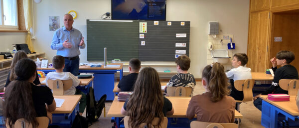 Imam Rehan Neziri unterrichtet muslimische Schüler der vierten Klasse im Wehrli-Schulhaus in Kreuzlingen. | zVg