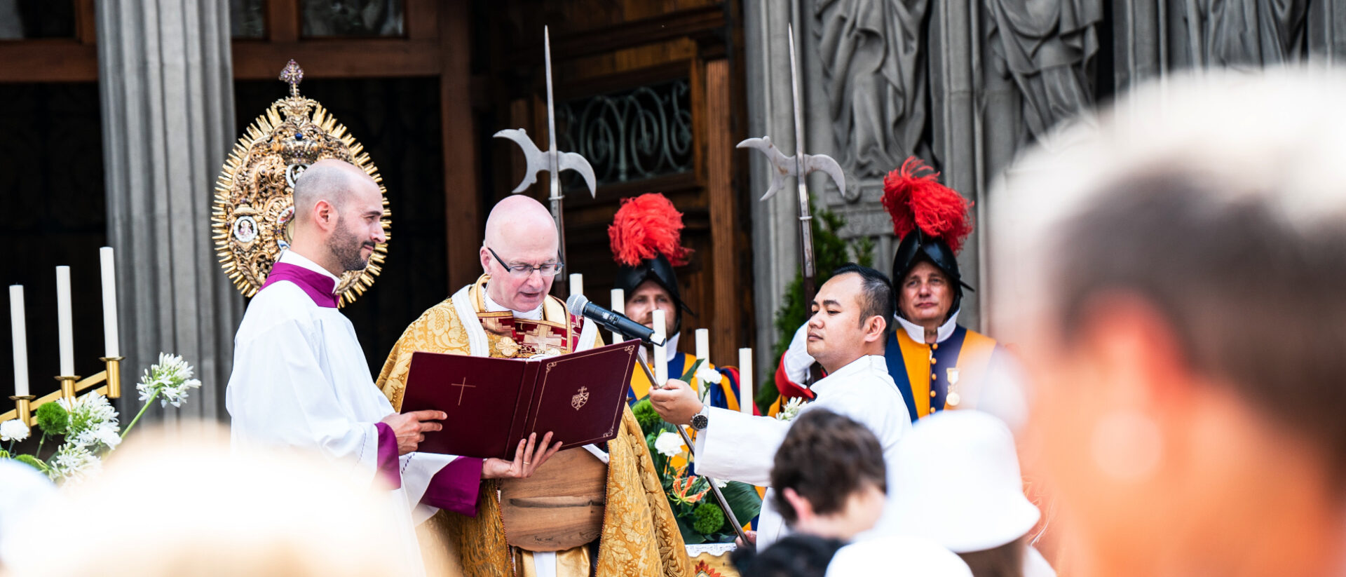 Bischof Charles Morerod vor der Kathedrale St. Nikolaus.