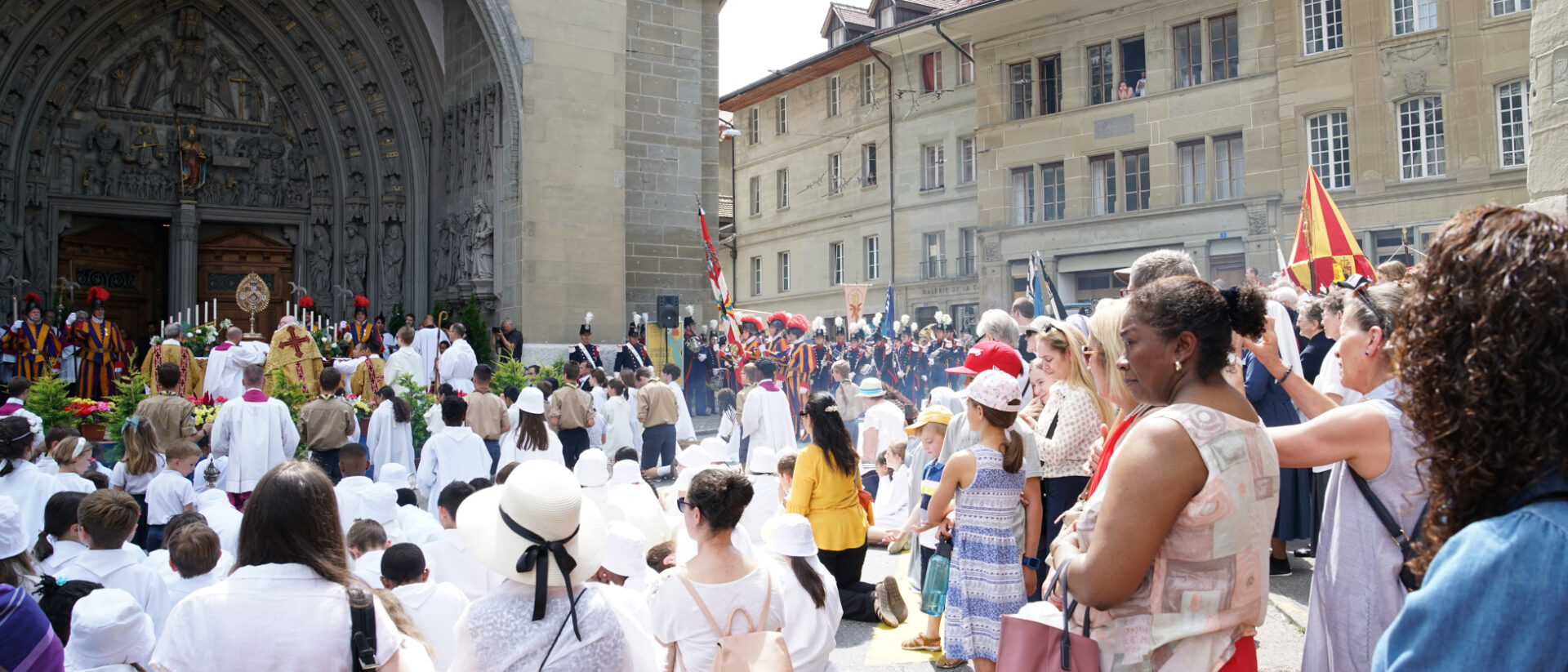 Das Volk betet vor der Kathedrale St. Nicolas gemeinsam mit Bischof Charles Morerod.