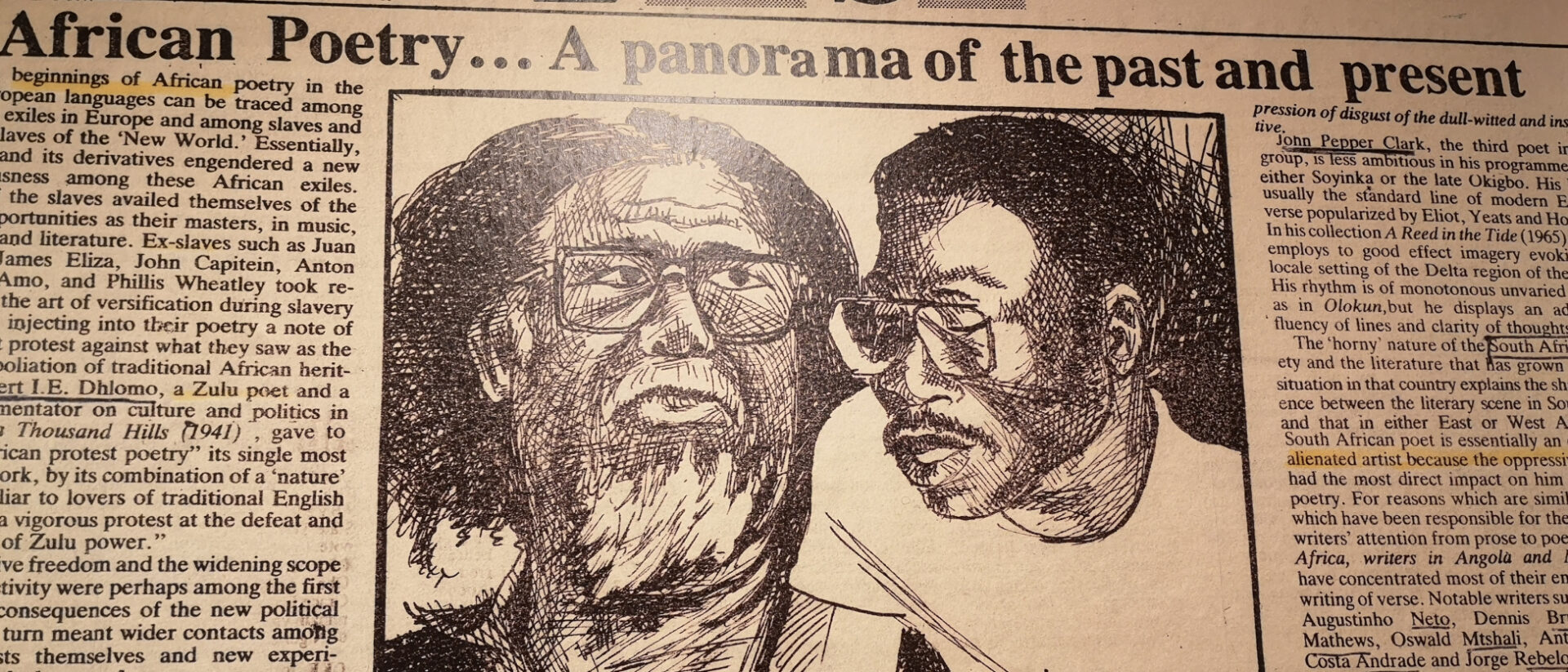 Zeitungsausschnitt in der Ausstellung "Poesien des Kontinents", der das publizistische Interesse an afrikanischer Lyrik demonstriert.