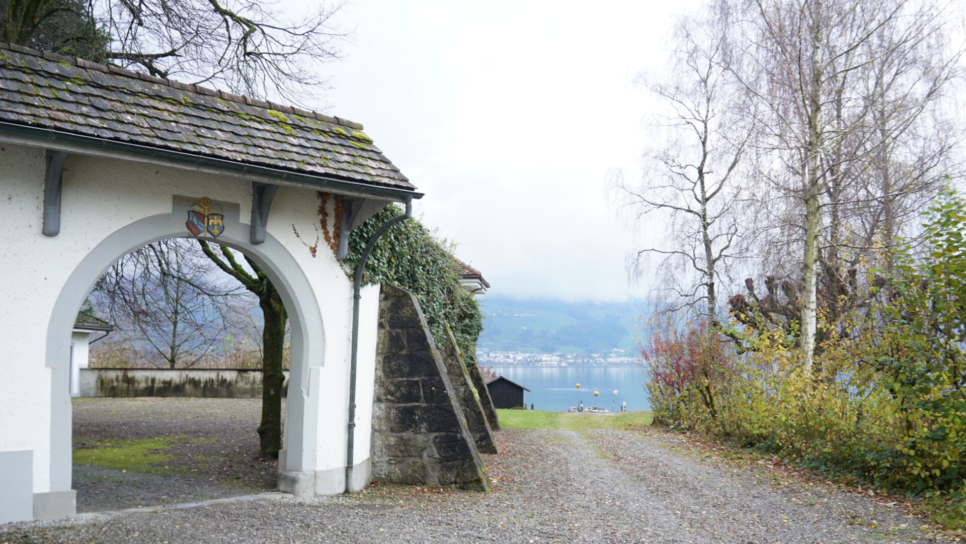 Klostereingang beim See