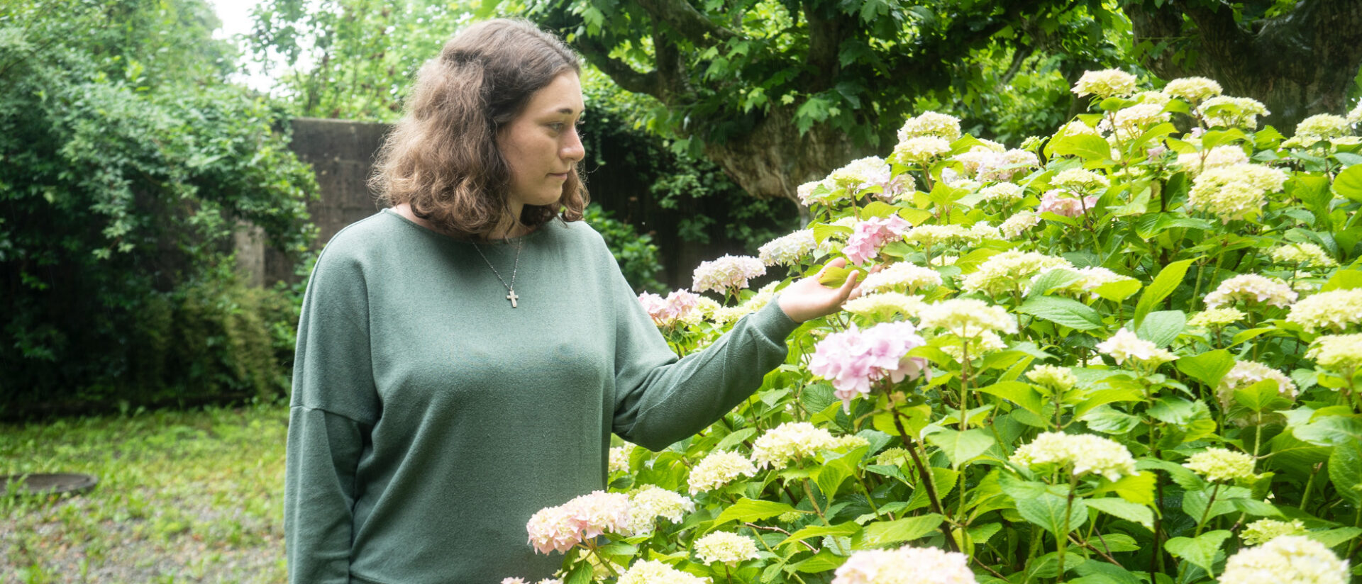 Chiara Heyer im Klostergarten