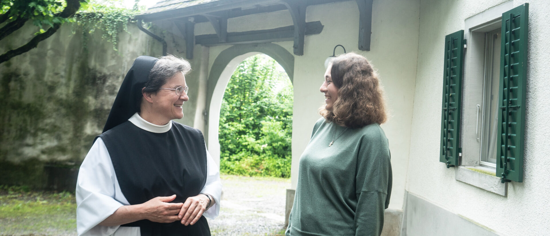 Schwester Andrea Fux mit Chiara Heyer in der Klosteranlage