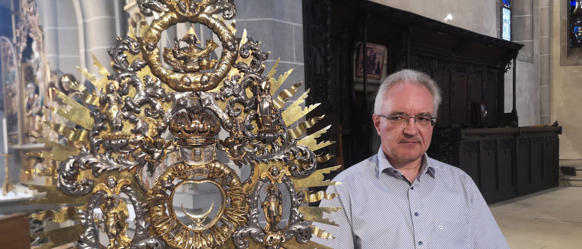 Pfarrer Reto Kaufmann neben der Monstranz von St. Oswald