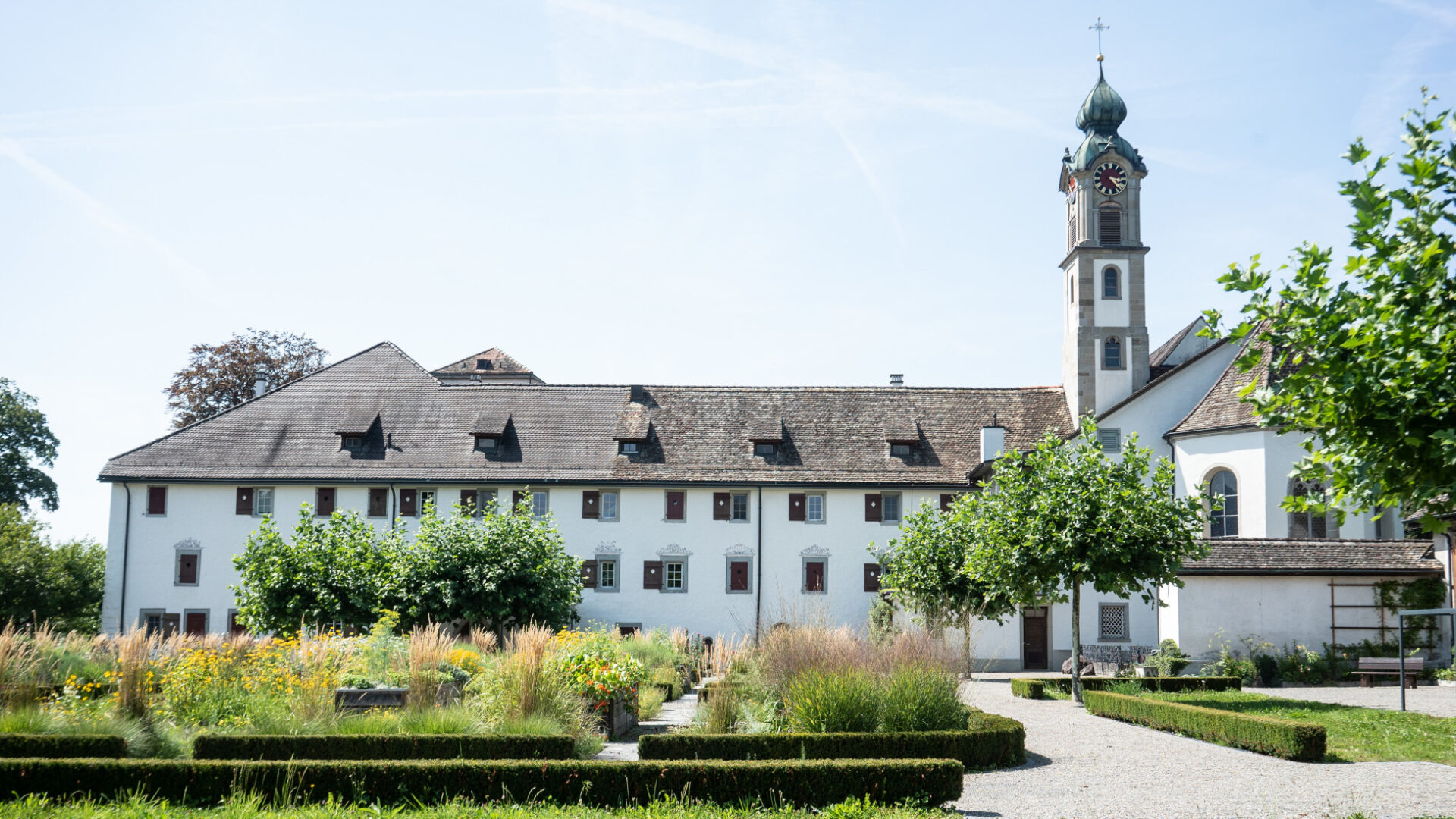 Das Kloster Mariazell-Wurmsbach ist eine Zisterzienserinnen-Abtei und liegt beim Dorf Bollingen am Ufer des Zürichsees im Kanton St. Gallen.