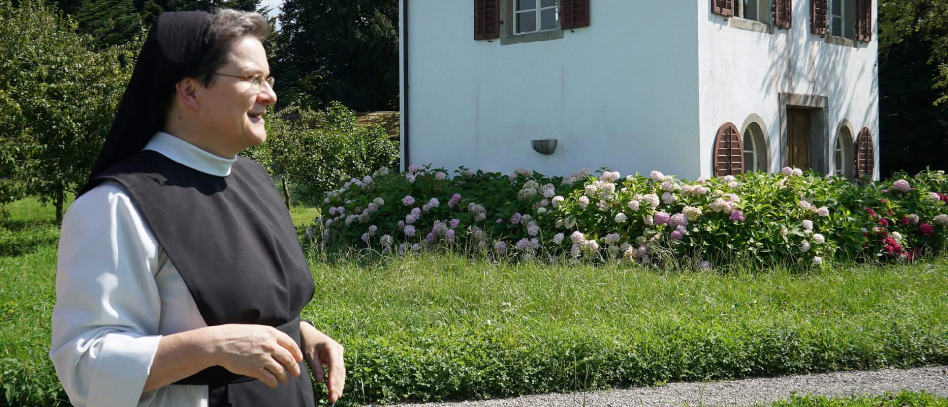 Schwester Andrea Fux im Klostergarten
