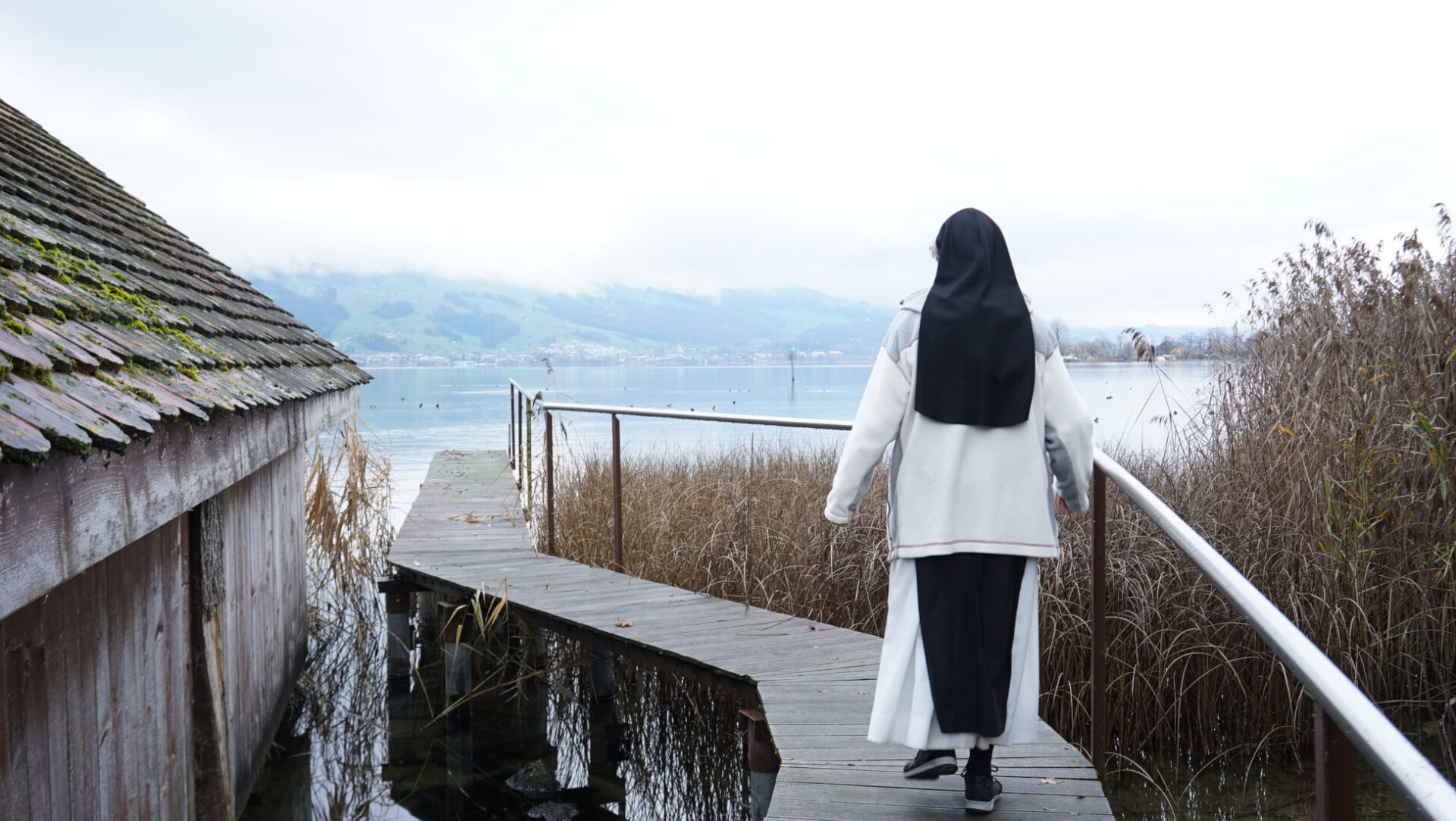 Schwester Monika Thumm, Äbtissin des Klosters Mariazell-Wurmsbach, am Ufer des Zürichsees.