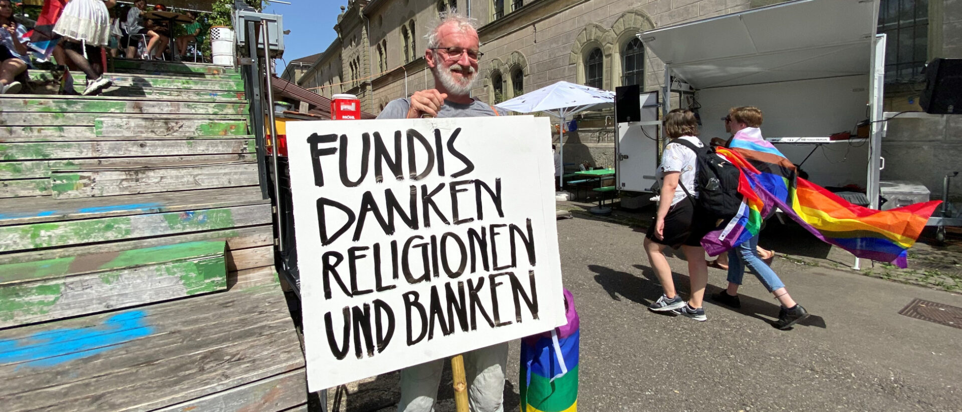 Ein Demonstrant auf der Zurich Pride kritisiert die Homophobie, die von Religionen ausgeht.