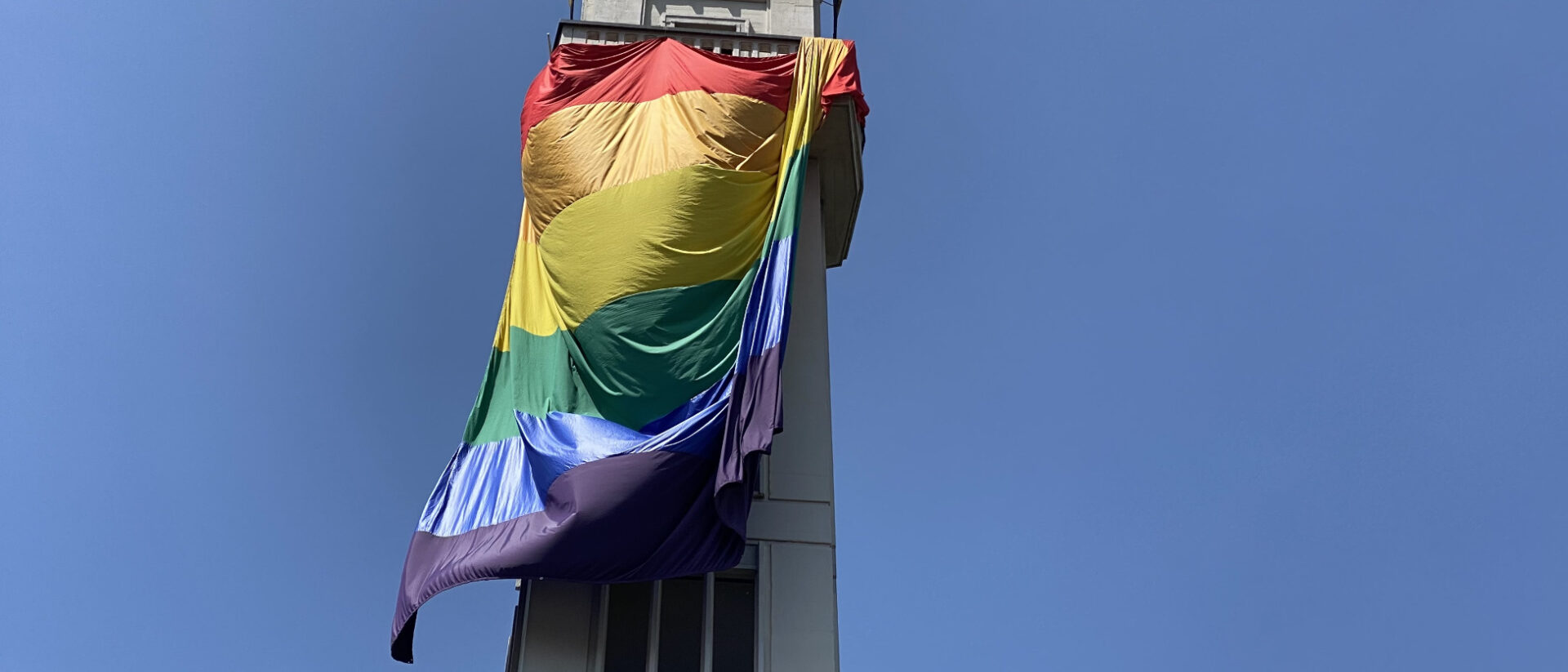 Am Kirchturm von Felix und Regula in Zürich weht die Pride-Fahne.