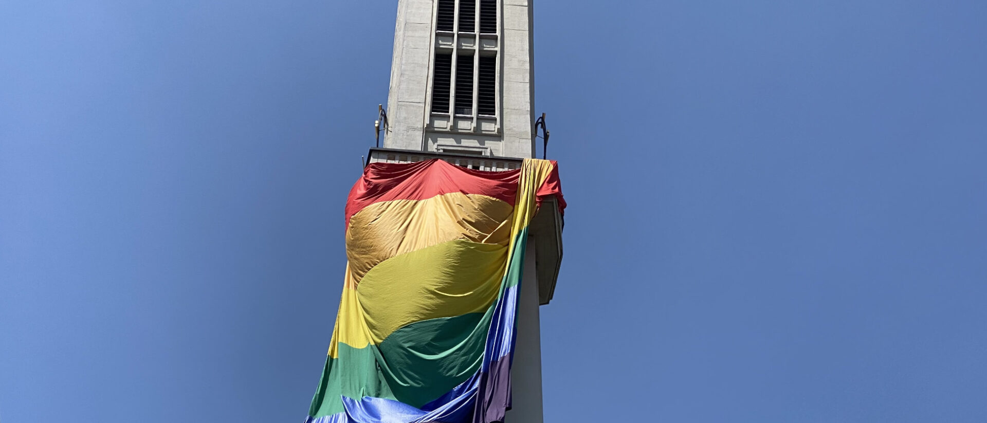 Zu hoch zum Klauen? Die Pride-Flagge am Kirchturm von Felix und Regula in Zürich.