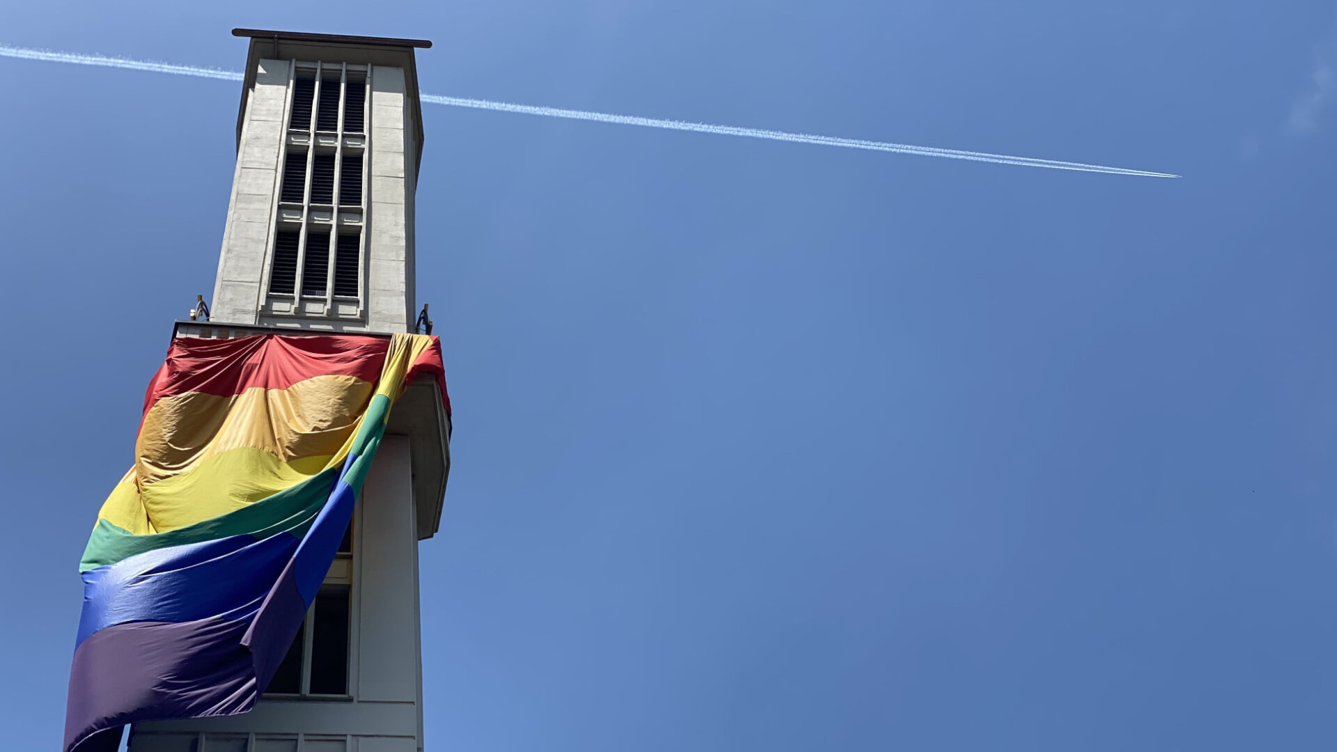 Juni 2022: Am Kirchturm von Felix und Regula in Zürich weht die Pride-Fahne.