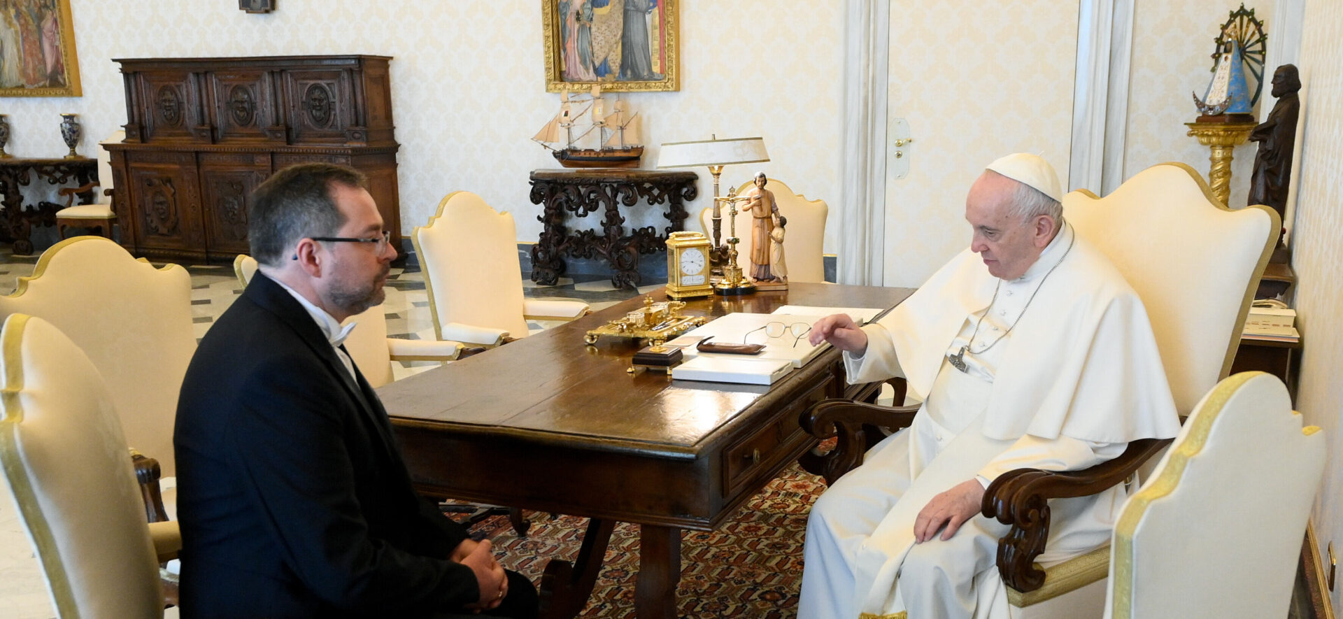 Andrii Yurash, Botschafter der Ukraine beim Heiligen Stuhl, und Papst Franziskus am 7. April 2022 im Vatikan.