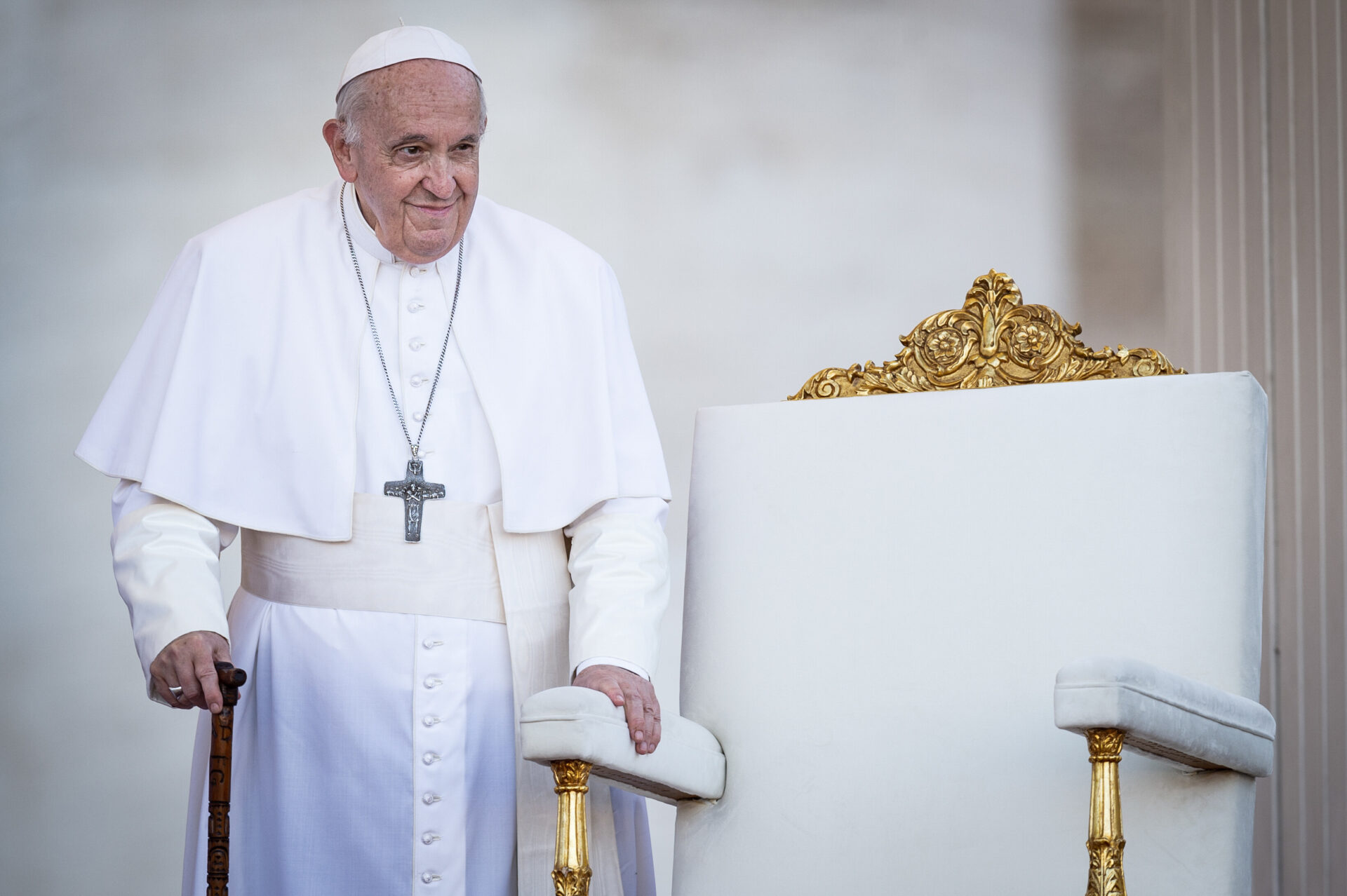 Papst Franziskus geht an einem Stock.