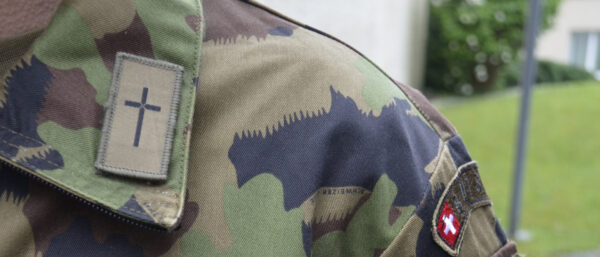 Das Kreuz auf der Uniform: Zeichen der Armeeseelsorge | Regula Pfeifer