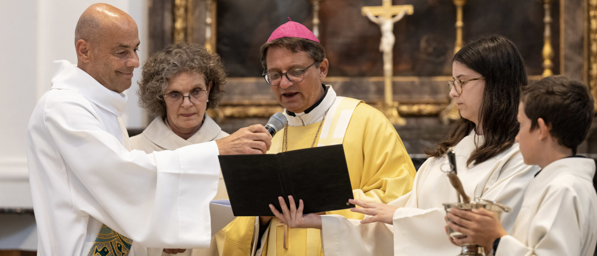 Marie-Louise Beyeler im Gottesdienst neben Bischof Felix Gmür
