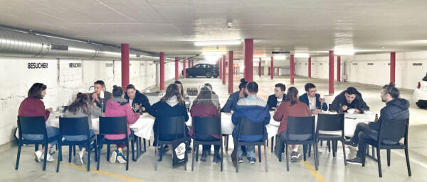 Abendmahlsszene: Gemeinsame Mahlzeit beim ersten Netzwerktreffen © zVg