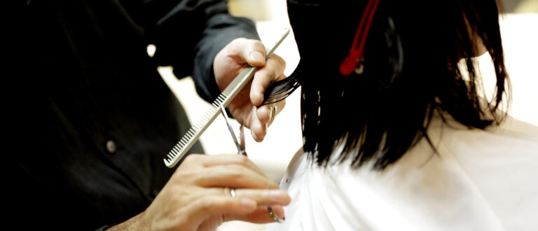 Coiffeur an der Arbeit | https://pixabay.com/de/photos/haarschnitt-sch%C3%B6nheitssalon-kamm-834280/