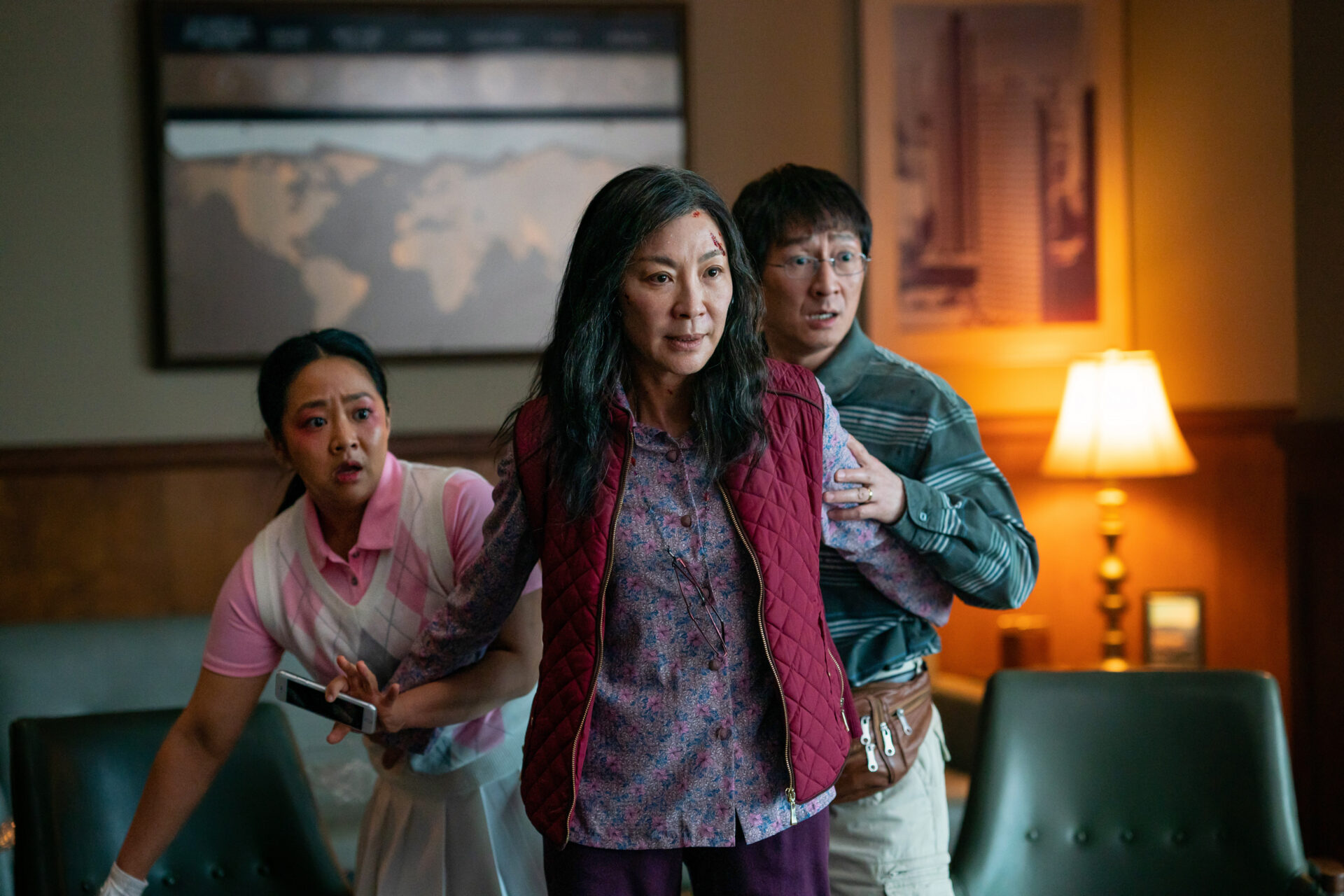 Evelyn (Michelle Yeoh, Mitte) nutzt ihre neuen Kräfte, um ihr Umfeld zu schützen