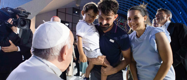 Weltfamilientreffen: Papst Franziskus begrüsst eine Familie. | KNA