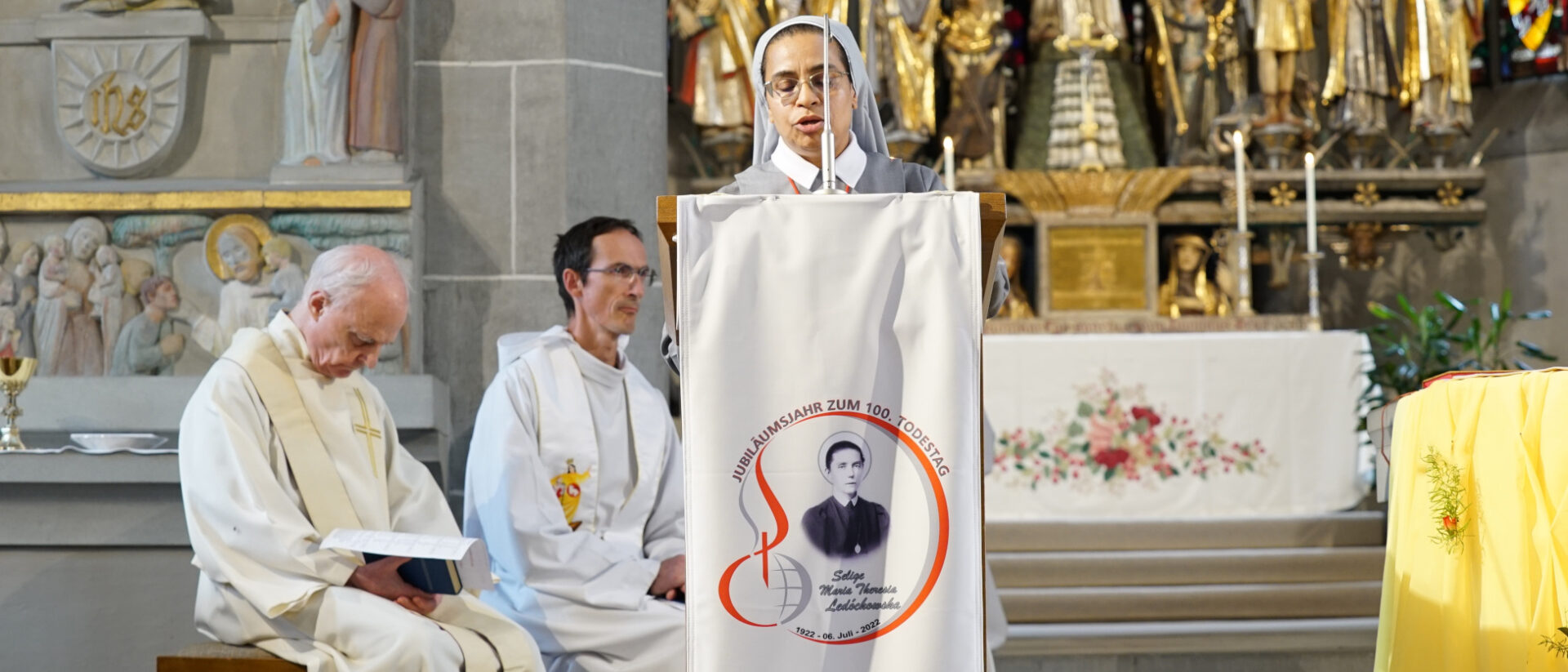 Schwester Regina, Priorin, während des Gottesdienstes