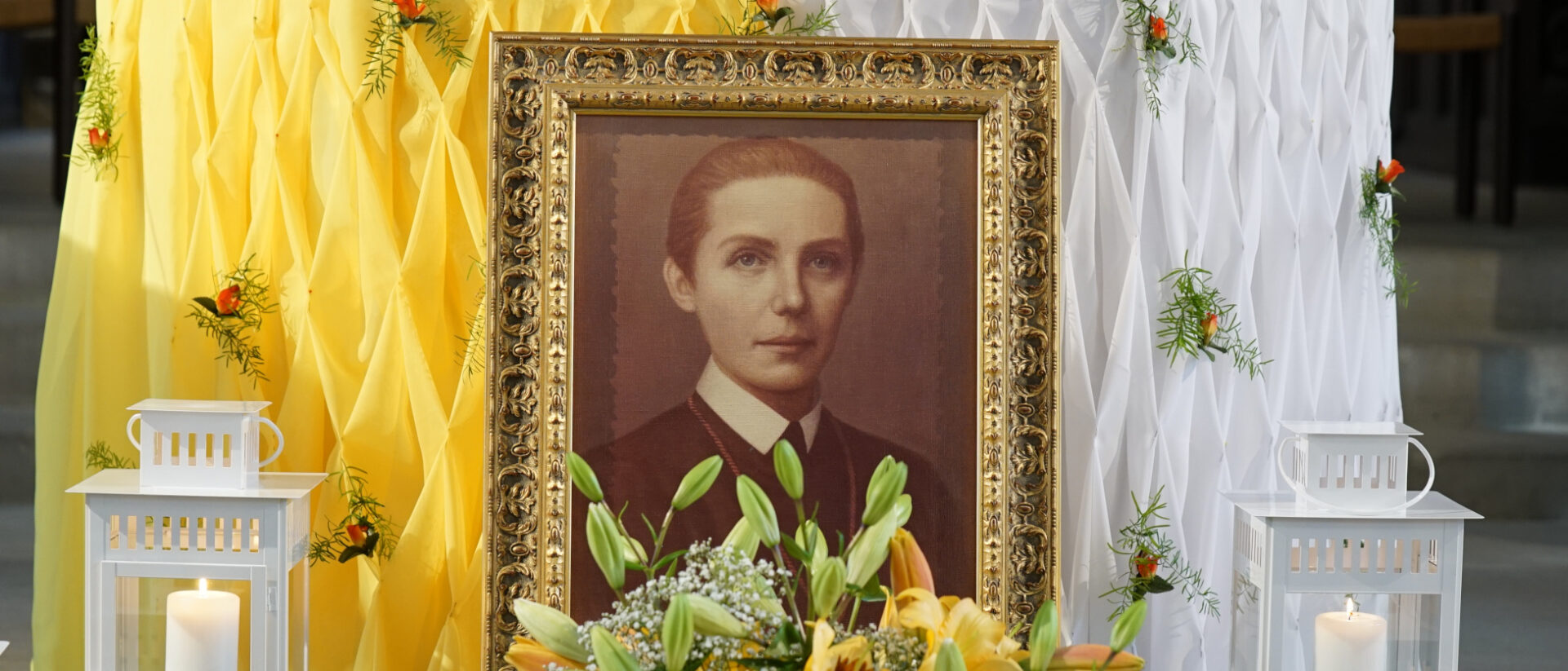 Das Bild von Maria Theresia Ledóchowska, das vor dem Altar und Kirche St. Oswald Zug steht