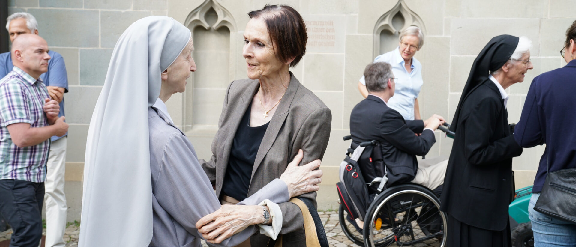 Die Schwestern im Gespräch mit Gottesdienstbesuchenden
