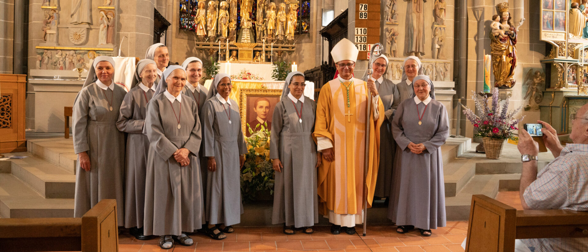 Bischof Felix Gmür mit den Schwestern in der Kirche St. Oswald Zug nach dem Gottesdienst