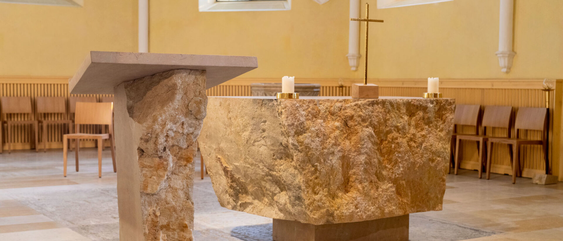 Das Ensemble aus Ambo und Altar – alles aus dem selben Jurasteinblock gefertigt.