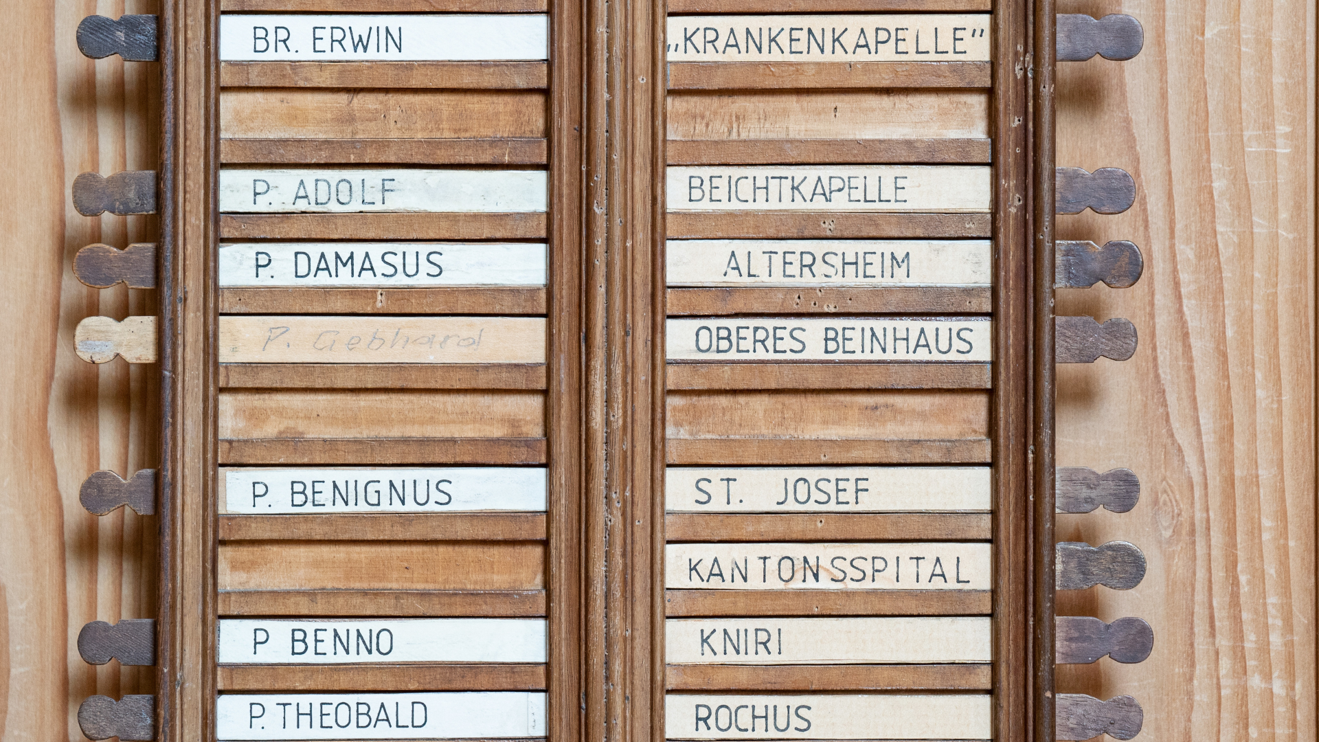 Liste der Standorte der Brüder gegenüber der Sakristei der Klosterkirche.