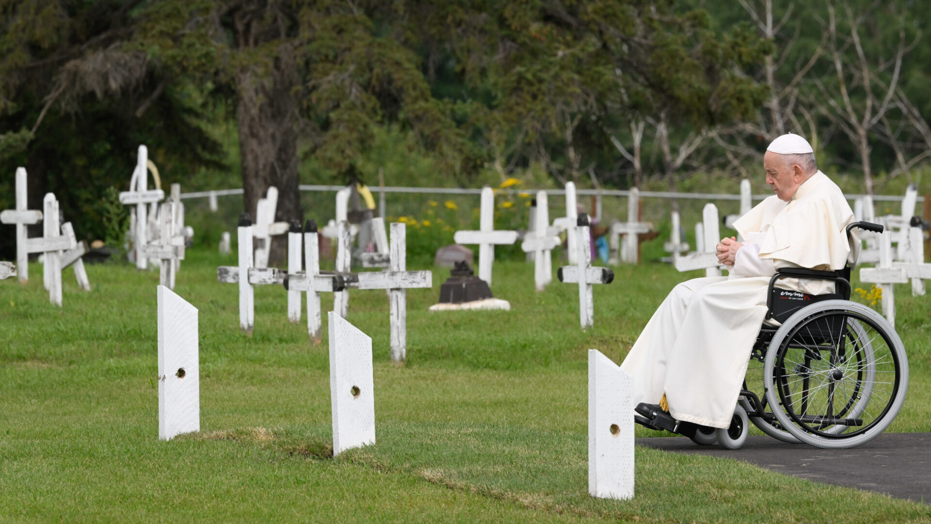 Papst Franziskus betet auf einem Friedhof in Kanada. | © KNA