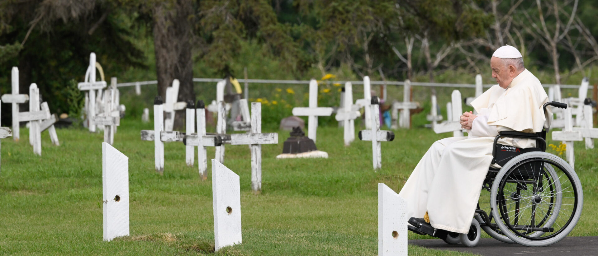 Papst Franziskus betet auf einem Friedhof in Kanada.