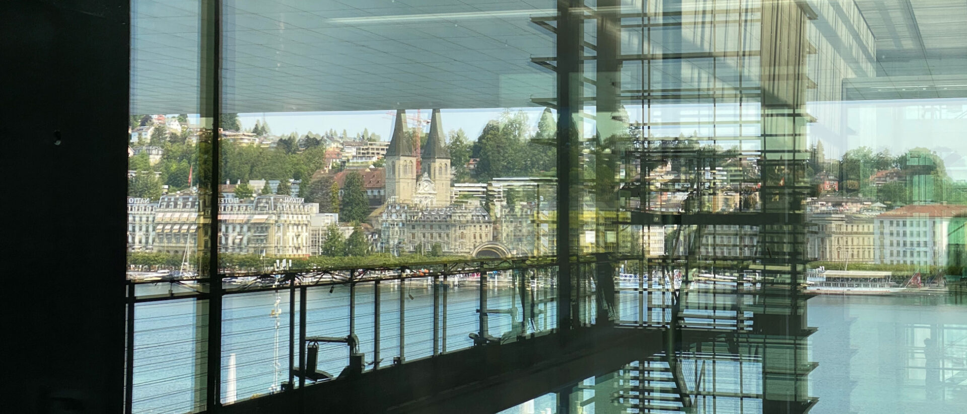 Blick vom Kunstmuseum Luzern auf die Hofkirche.