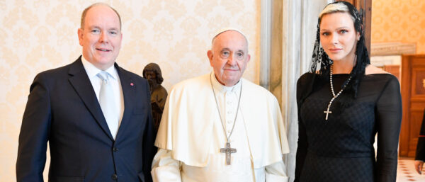 Fürst Albert II. von Monaco (l.), Papst Franziskus (m.), und Fürstin Charlene von Monaco, am 20. Juli 2022 im Vatikan. | ©KNA