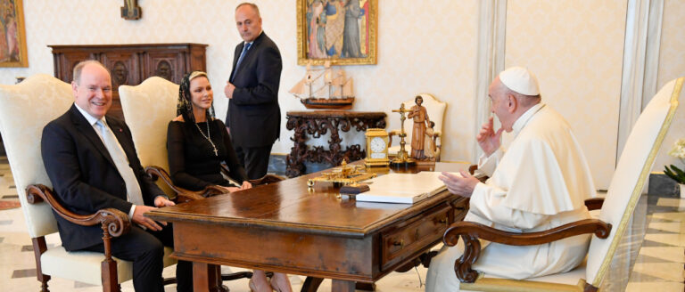Das Fürstenpaar und der Papst scheinen sich gut zu verstehen. | © KNA