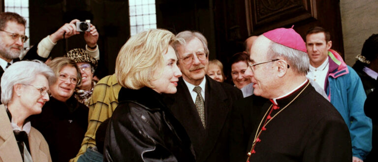 Der St. Galler Bischof Ivo Fürer begrüsst 1998 Hillary Clinton in der Kathedrale St. Gallen. | © Keystone
