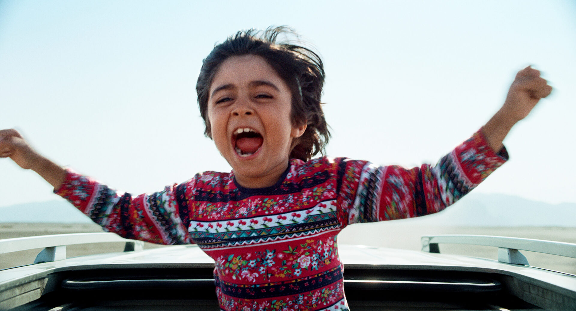Die zuckersüsse Nervensäge: der kleine Sohn (Rayan Sarlak) begreift den Ernst der Familienreise noch nicht