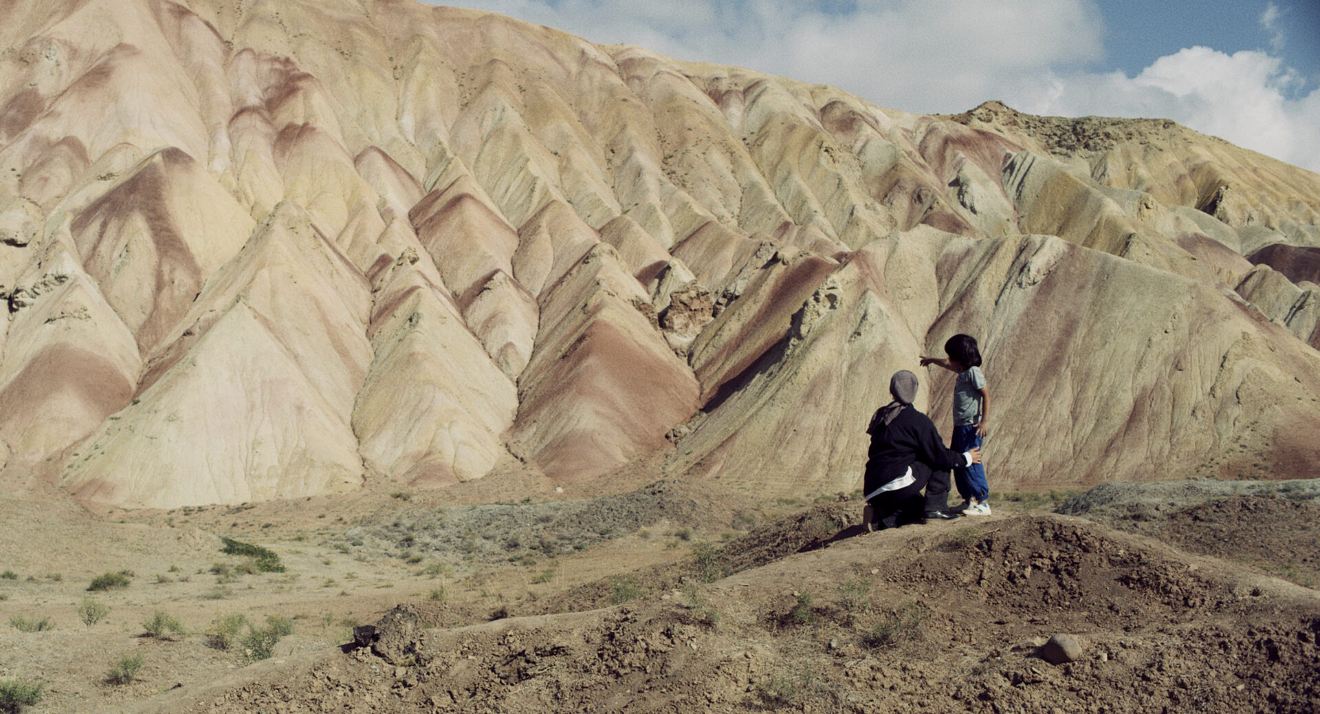 Kurze Pause: Mutter (Pantea Panahiha) und ihr kleiner Sohn (Rayan Sarlak) bewundern die magische Landschaft des Irans