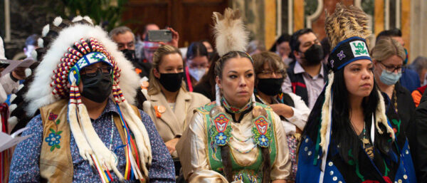 Delegation der indigenen Völker Kanadas am 1. April 2022 im Vatikan. |© KNA